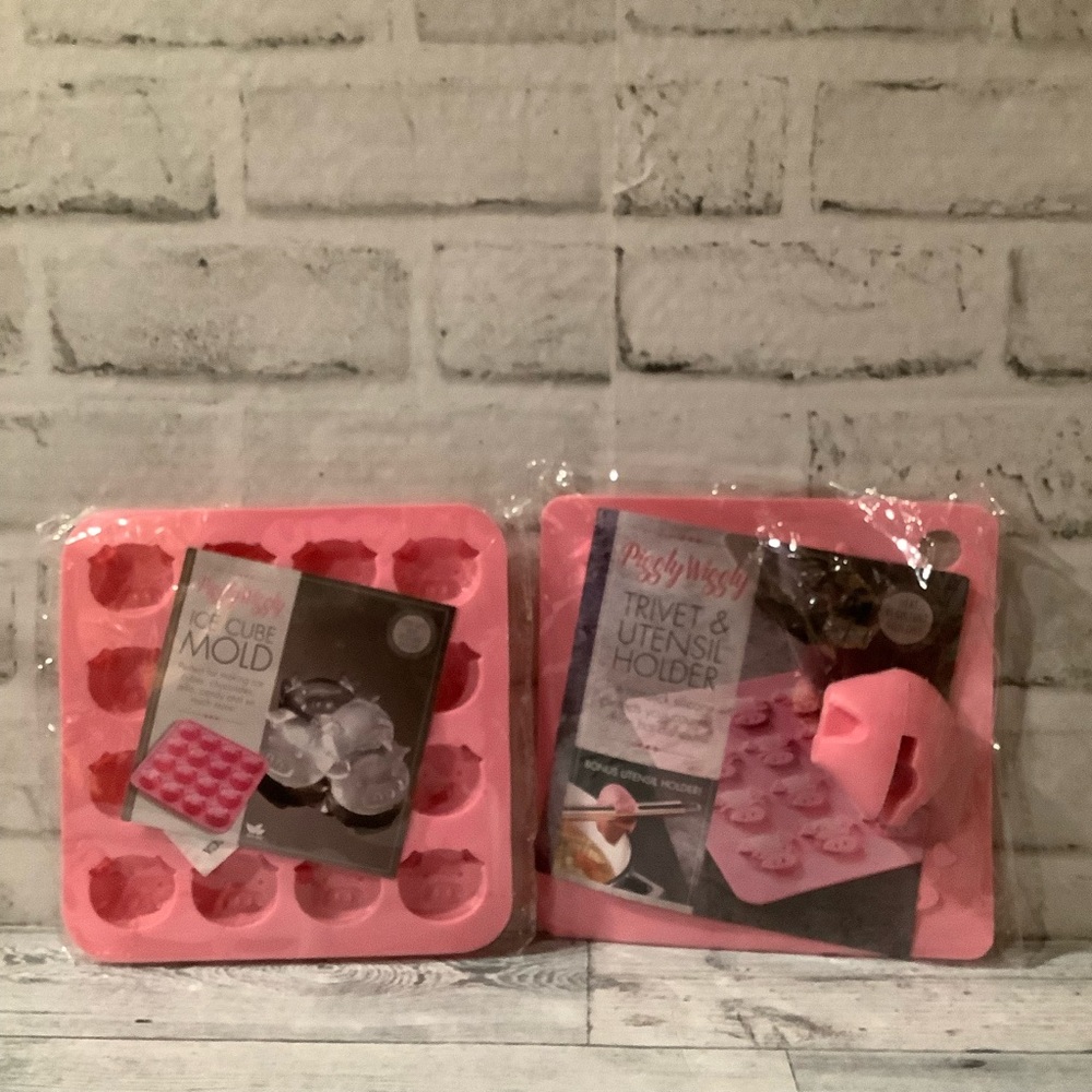 Piggly Wiggly 2Pc Silicone Pig Ice Cube Tray & Trivet